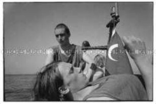 Jugendliche auf einem Boot (Altersgruppe 18-21)
