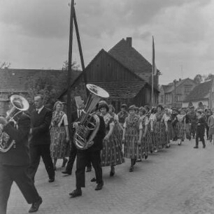Spohla: Maibaumwerfen : Maibaumwerfen in Spohla