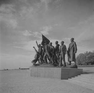 Weimar-Buchenwald. Mahnmal auf der Südseite des Ettersbergs (1954-1958), Figurengruppe von Fritz Cremer