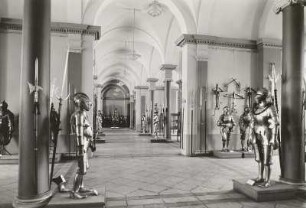 Historisches Museum : Dresden, Sempergalerie, Ostflügel, Halle im Erdgeschoss mit Ausstellung des Historischen Museums, Blick zum Eingang