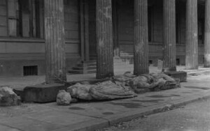 Eröffnung der Dauerausstellung in der Alten Nationalgalerie : Liegende Statuen vor der Alten Nationalgalerie