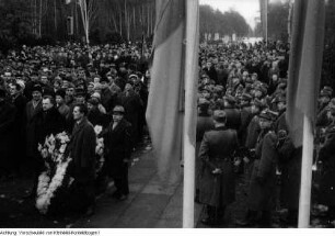 Dresden, Gedenkveranstaltungen anlässlich des 20. Jahrestages des anglo-amerikanischen Luftangriffes auf Dresden am 13./14. Februar 1945, Kranzniederlegung von französischen Gästen am Ehrenmal für die Opfer des Bombenangriffes , Großkundgebung mit Hermann Matern, 13. Februar 1965