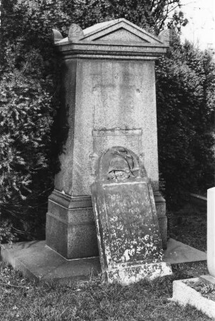 Grabmal : Grabmal. Sandstein (1840/1880). Dresden-Friedrichstadt, Alter (Innerer) Katholischer Friedhof)