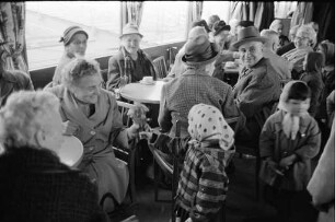 Auftaktsfahrt der Kaffeefahrten für alte Menschen im Rahmen der Altenhilfe auf dem Motorschiff "Friedrich Töpper".
