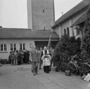 Malteser-Hilfsdienst e.V., Kreisverband Stormarn: 20-jähriges Jubiläum: Ahrensburg: vor Katholischer Kirche St. Marien: nach Festgottesdienst: Caritasdirektor Magistralkaplan Carl Marizy, Kreisbeauftragter des Malteser-Hilfsdienstes Gottfried O. Hozak: Fahnenträger, Gäste