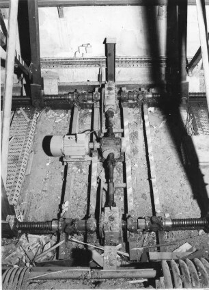 Bühnentechnik : Dresden-Altstadt, Theaterstraße 2. Schauspielhaus (Großes Haus). Bühnentechnik im Bereich Orchestergraben