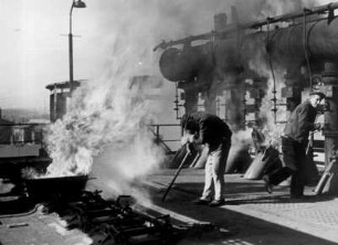 Hamburg. Gaswerk Grasbrook. Am Ofenblock verrichten Gaswerker ihre gefährliche Arbeit am offenen Feuer