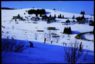 Altglashütten: Wintersporthang und Straßenkurve