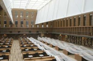 Dresden-Räcknitz, Zellescher Weg 18. Sächsische Landesbibliothek - Staats- und Universitätsbibliothek Dresden, Zentralbibliothek. Lesesaal während der Schließzeit wegen Gewährleistungsarbeiten am Glasdach. Innenansicht mit heruntergeklappten Foliensegeln