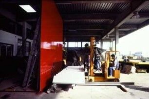 Werbeaufnahmen an einem Set mit Treppe, Geländer und rotem Hintergrund für Müssig AG