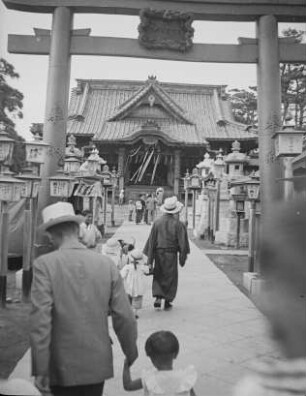 Inarischrein in Haneda : Inarischrein in Haneda. Ansicht mit Besuchern und Torii