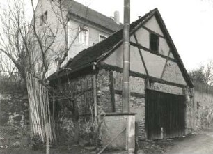 Seifersdorf bei Radeberg, Kirchgasse 3. Schulhaus (um 1840). Schuppen