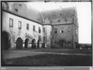 Schloss Heusenstamm (Schloss Schönborn): Schlosshof