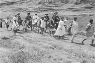 Amhara auf Reisen : Angehörige der Volksgruppe der Amhara auf einer Reise. Zum Teil auf Reittieren, zum Teil zu Fuß
