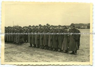 Hitlerjungen als Luftwaffenhelfer mit Unteroffizier
