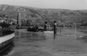 Fliegerbomben beschädigen Schiffe im 2. Weltkrieg am Rhein