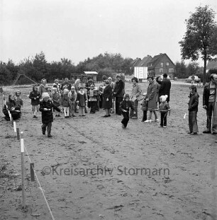 Dorffest: Eierlaufen, rechts Zuschauer