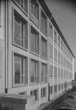 Fetscherstraße : Dresden-Striesen, Fetscherstraße 2. 6. Mittelschule (1957-1958; G. Kintzer, E. Kubin). Straßenansicht
