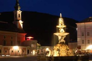 Salzburg - Residenzplatz am Abend : Residenzplatz mit Residenzbrunnen und Michaeliskirche links, aufgenommen 2006 in Salzburg