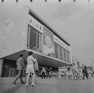 Passanten vor 'Kino International' an der Karl-Marx-Allee, 1974. SW-Foto © Kurt Schwarz.