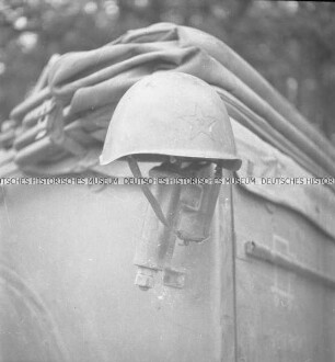 Sowjetischer Stahlhelm mit Hammer und Sichel, an einem Auto befestigt