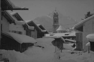 Mittenwald: Häuser und Kirchturm am Karalpleweg