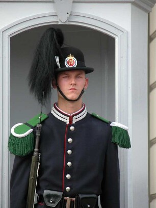 Wachsoldat vor dem königlichen Schloss