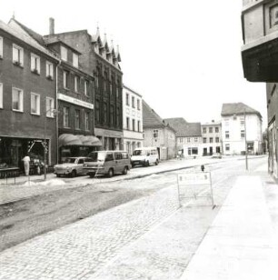 Spremberg, Lange Straße 34/28. Wohnhäuser mit Läden