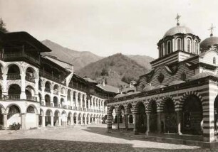 Bulgarien. Rila-Kloster, auch Kloster des Heiligen Iwan Rilski. Klosterhof mit Marienkirche im Hintergrund Rilagebirge