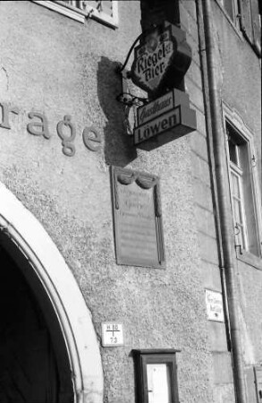 Emmendingen: Gasthof zum Löwen mit Hermann und Dorothea Schild und Riegeler Laterne