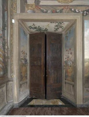 Weite Landschaften hinter illusionistischer Kolonnade mit bekrönender Balustrade, Quadraturmalerei mit Landschaften hinter Blumenvasen auf Sockeln und gemalter Deckenöffnung mit floralem Dekor
