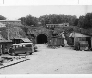 Lämmerbuckeltunnel, km 151,181 1940 gebautes Stuttgarter Portal Mit dem Bau des Tunnels wurde Ende 1937 begonnen. Mitte 1938 durchgebrochen. Arbeiten 1941 eingestellt. 1948/49 restliche Rohbauarbeiten. Fertigstellung 1957.