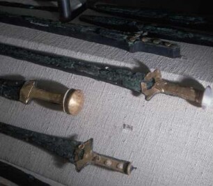 Athen. Archäologisches Nationalmuseum. Bronzeschwerter aus Kuppelgrab in Dendra bei Midéa, 14. Jh. v. Chr., Bronze, Gold, Elfenbein, Achat