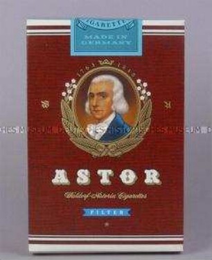 Werbeaufsteller für "Astor"-Zigaretten in Form einer übergroßen Zigarettenschachtel