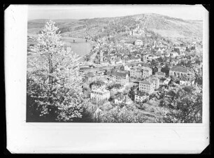 Blick über Luisenstraße, Mainspitze, Innenstadt und Burg ins Maintal