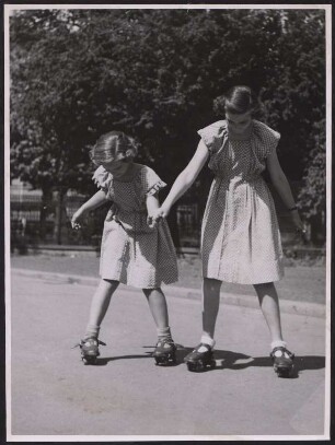 Mädchen beim Rollschuhfahren