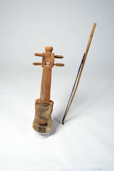 Bowl-necked lute with bow