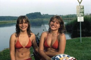 Steinenbach: Zwillingsmädchen im Badeanzug am Motorrad, am Kreuzweiher