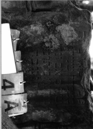Grabstein 4 (Index: 99791855) Material: Sandstein Zustand: stark verwittert mit Textverlust, nur noch untere Hälfte der Stele vorhanden Maße HxBxT: 47x55x24 cm Beschreibung: ädikulaartige Stele mit Halbsäulen: Grabstein 4A