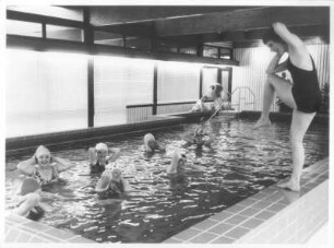 Hamburg. Senioren-Zentrum. Badeabteilung mit Schwimmbecken. Krankengymnastin mit Senioren bei der Wassergymnastik