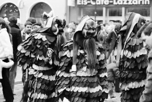 Freiburg: Maskentreiben auf dem Münsterplatz [Krüzsteinschreck, Narrenzunft Oberried]