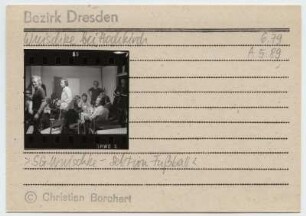 Christian Borchert (1942-2000). Karteikarte, beklebt mit einem Kontaktabzug, handschriftliche Notizen "Wuischke bei Hochkirche 6.79, A 5.89, SG Wuischke - Sektion Fußball"