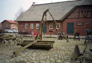 Stormarnsches Dorfmuseum: landwirtschaftliche Geräte im Außenbereich