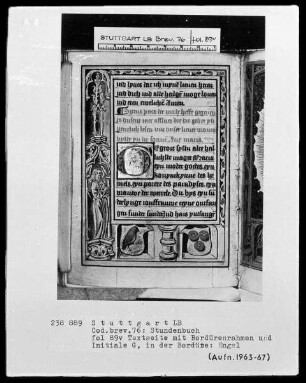 Niederdeutsches Stundenbuch (Lüning-Bergheim-Gebetbuch) — Engel und Wappen im Bordürenrahmen, Folio 89verso