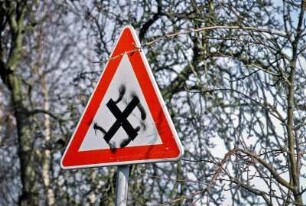 "Rechts vor Links"-Verkehrsschild, von Neonazis umgestaltet zu einem Hakenkreuz, gesehen im Lkr. Lübeck