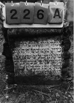 Grabstein 226 (Index: 100095859) Maße HxBxT: 155x43x43 cm Symbolik: Trauerkranz: Grabstein 226A (Nachholaufnahme)