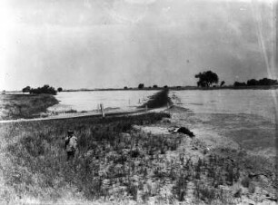 Straße in der Nähe von Fresno : Landschaft mit einer Straße, die durch ein Flussbett führt