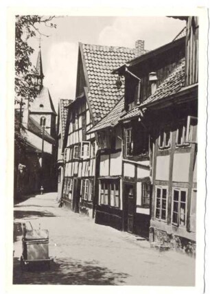 Bruchmauerstraße. Detmold. Blickrichtung Westen, im Hintergrund der Turm der St. Bonifatius-Kapelle. Aus DT N 29 Priester