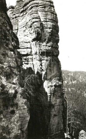 Sächsische Schweiz, Rathener Gebiet. Amselspitze. Seilschaft Ehrhardt Renger in der Rinne der Ostwand bei der Erstbegehung des nach ihm benannten Rengerweges (VIIc)