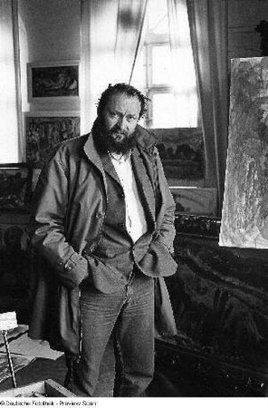 Der Maler und Grafiker Horst Leifer vor einigen seiner Werke, aufgenommen in Dresden